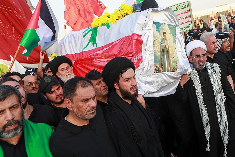 Chiítas iraquíes llevan un ataúd simulado del líder libanés de Hezbolá, Sayyed Hasán Nasralá, en Basora, Irak, domingo 29 de septiembre de 2024.
