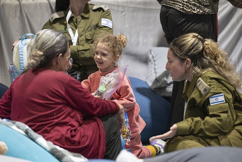 Yahel Shoham, de 3 años, a su llegada a Israel tras ser liberada por Hamás el 25 de noviembre de 2023, durante la segunda fase de intercambios.