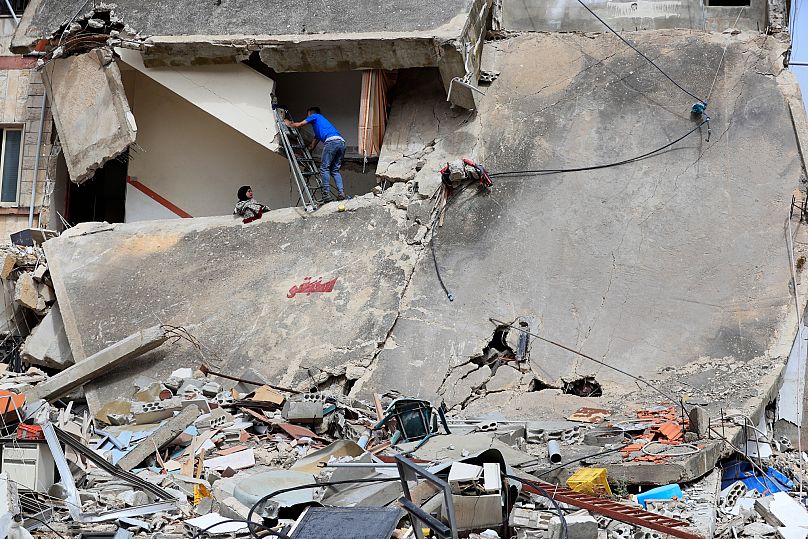 Libaneses revisan su casa, destruida por un ataque aéreo israelí, en Kfar Kila, pueblo del sur de Líbano, el 18 de abril de 2024.