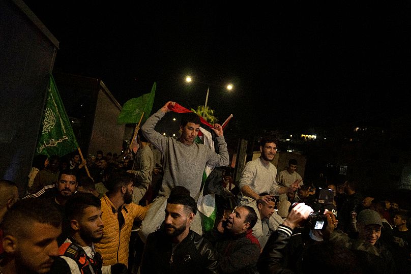 Expresos palestinos liberados por Israel a su llegada a la localidad cisjordana de Beitunia, el viernes 24 de noviembre de 2023.