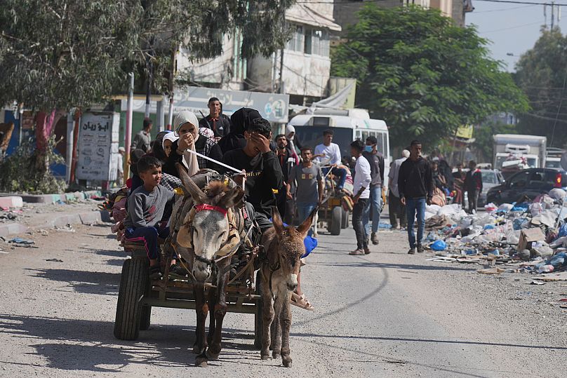 Los palestinos huyeron del norte de Gaza hacia el sur después de que el Ejército israelí emitiera una orden de evacuación para la zona norte del enclave el 13 de octubre.