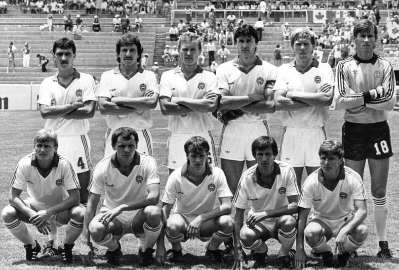 A magyar labdarúgó válogatott a Kanada elleni (2-0) világbajnoki mérkőzés előtt Irapuatóban 1986. június 6-án. Esterházy Márton az álló sorban balról a második