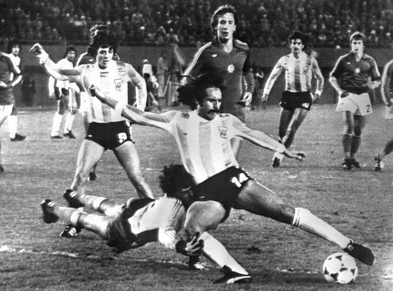 Az argentin Leopoldo Luque (csíkos mezben) az egyenlítő gólt szerzi az Argentína- Magyarország (2-1) mérkőzésen az 1978-as világbajnokságon.