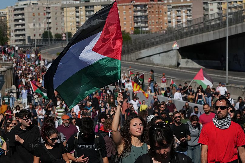 Pro-Palestinian demonstrators march along the ring road in Rome, 3 October, 2025
