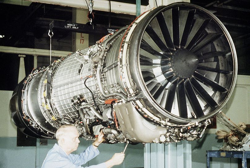 F-110 turbofan motoru üzerinde çalışan bir teknisyen.