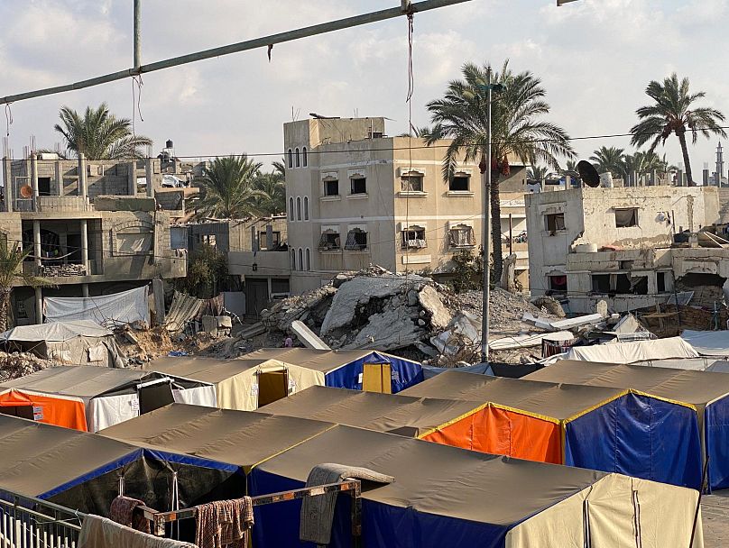 خيام نازحين فلسطينيين وسط مشاهد الدمار في قطاع غزة.