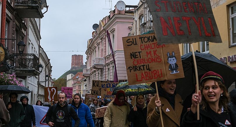 Protestujący w całym kraju wezwali współobywateli do obrony kultury, demokracji i wolności słowa po decyzji rządzącej koalicji. 