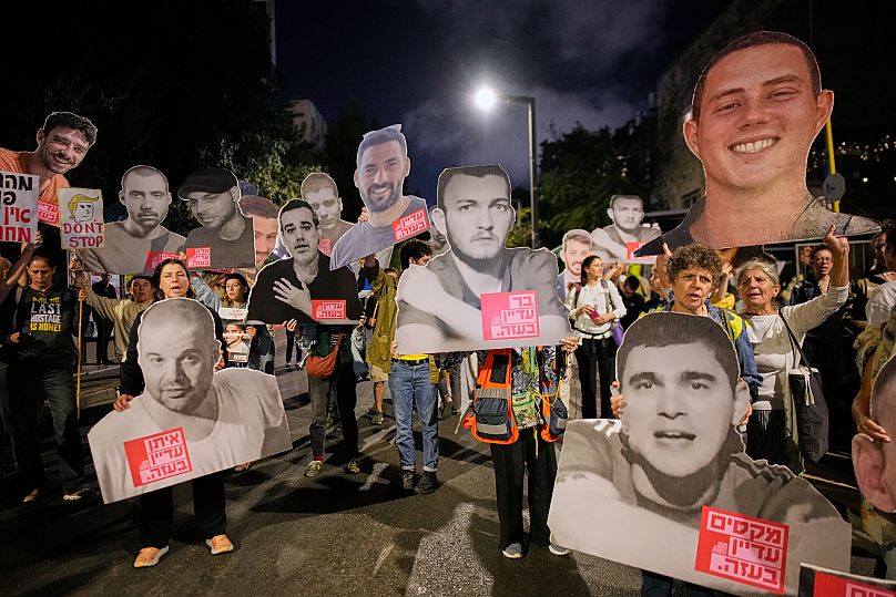 Des personnes participent à une manifestation pour demander la libération de tous les otages détenus par le Hamas 