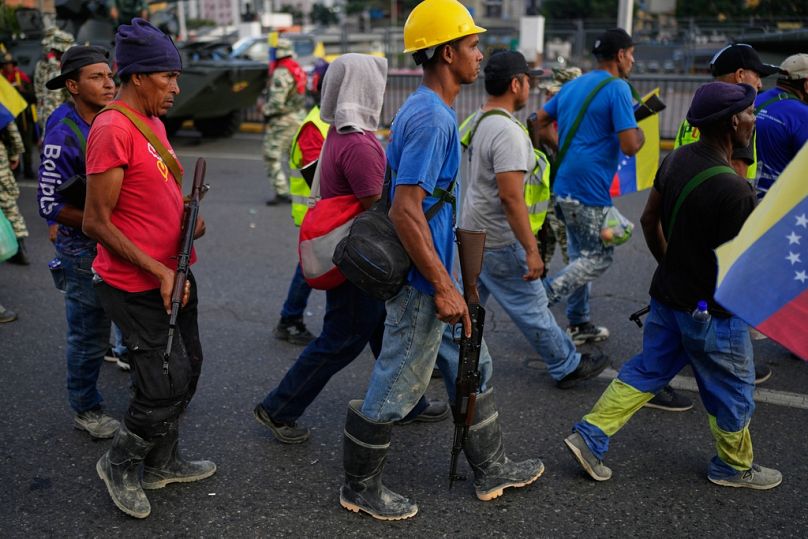 Manifestantes armados marchan en apoyo al presidente Nicolás Maduro en Caracas, Venezuela, el martes 23 de septiembre de 2025. 