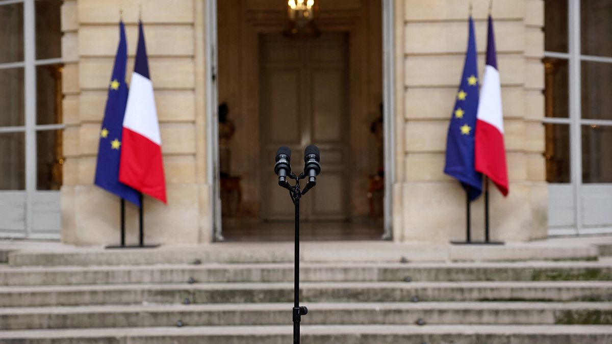 Los bonos franceses producen espiga, las acciones caen cuando otro gobierno colapsa