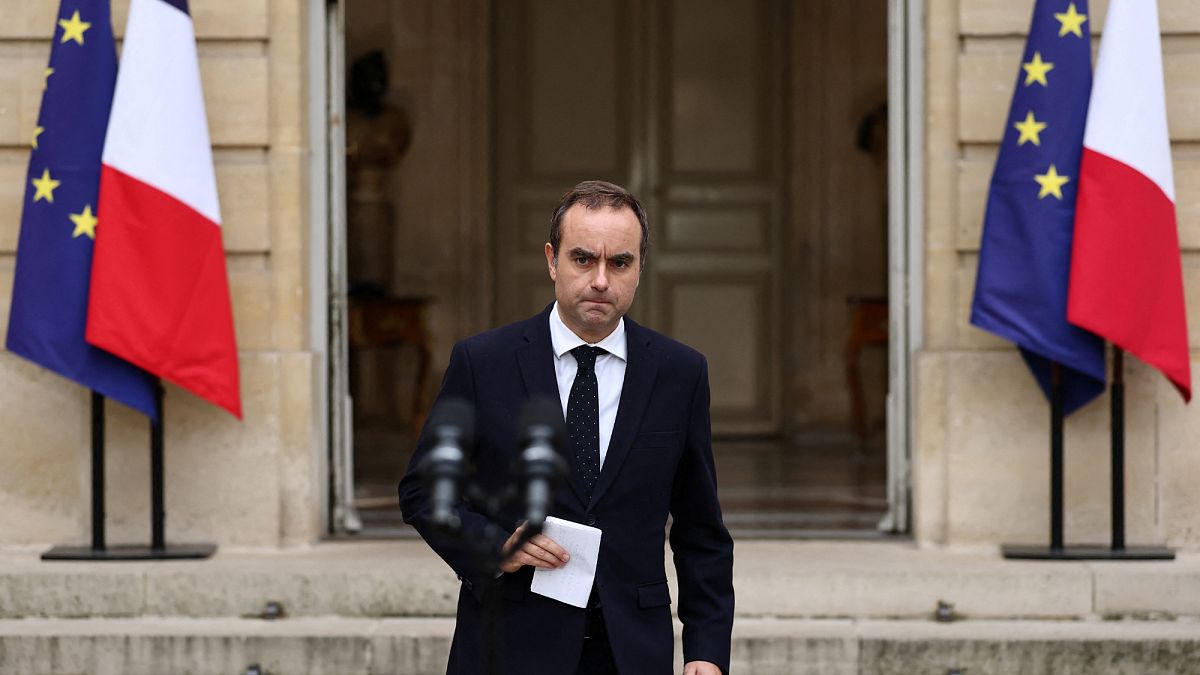 Le CAC 40 et l'euro plongent après la démission surprise de Sébastien Lecornu