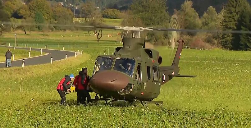 Un hélicoptère des secours s'apprête à décoller pour la zone de recherche près du Mont Tosc en Slovénie