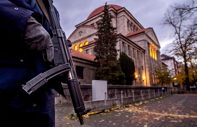 Ein deutscher Polizeibeamter steht vor der Synagoge in Frankfurt am Main Wache, 8. November 2023