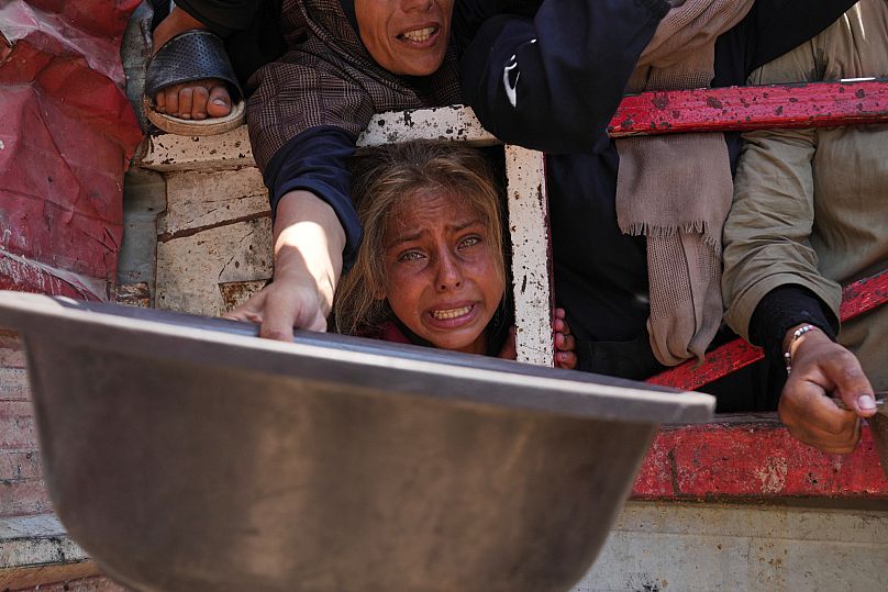 Palästinenser kämpfen um gespendete Lebensmittel in Gaza-Stadt, nördlicher Gazastreifen, 26. Juli 2025. 