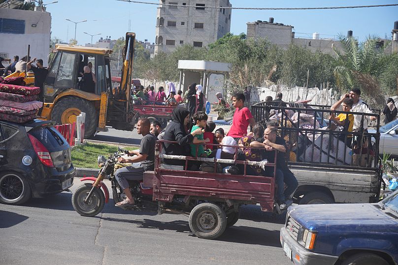 Palästinenser fliehen aus dem Norden Gazas nach Süden, nachdem die israelische Armee eine Evakuierungswarnung für den Norden des Gebiets herausgegeben hat.