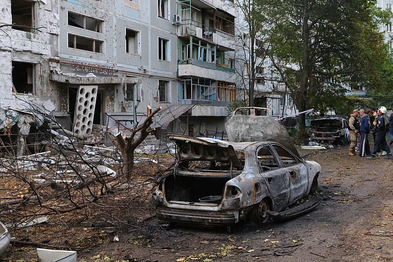 Сгоревшие автомобили и поврежденный жилой дом после российского удара. Запорожье, Украина, 5 октября 2025 года
