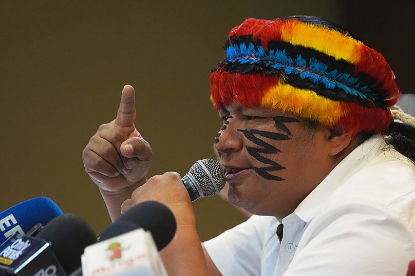 Le leader autochtone Marlon Vargas donne une conférence de presse sur les manifestations contre la hausse du prix du diesel à Quito, en Équateur, le lundi 29 septembre 2025