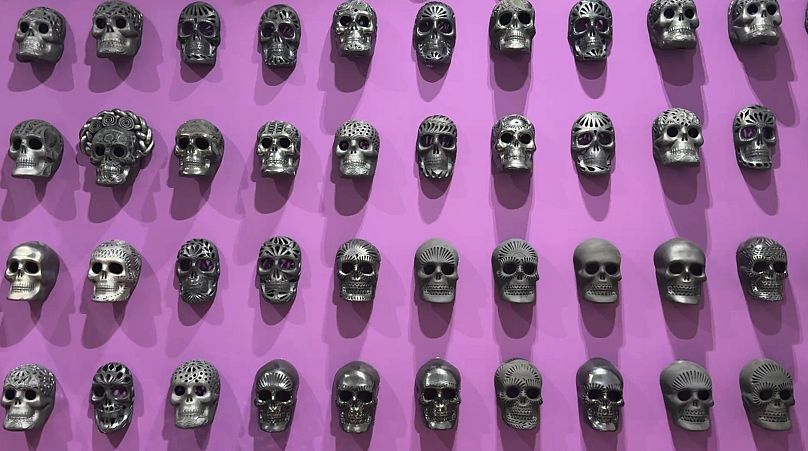 Imagen de varias calaveras colocadas en la Casa de México con motivo del Día de Muertos de 2025.