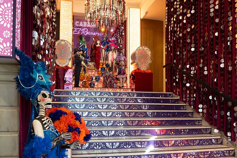 Las escaleras que conducen al altar por el Día de Muertos de 2025 en la Casa de México.