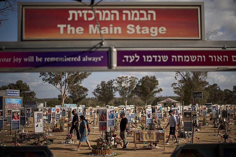 Des proches et des amis de victimes se rendent sur le site du festival de musique Nova, dans le sud d'Israël, le lundi 6 octobre 2025.