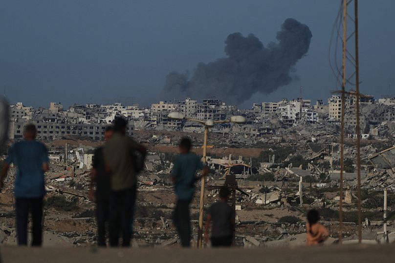 De la fumée s'élève à la suite d'une frappe militaire israélienne dans la ville de Gaza, vue depuis le centre de la bande de Gaza, le mardi 7 octobre 2025