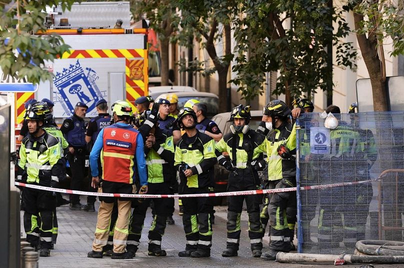 Image de plusieurs pompiers sur le lieu de l'effondrement, à Madrid, le 7 octobre 2025. 