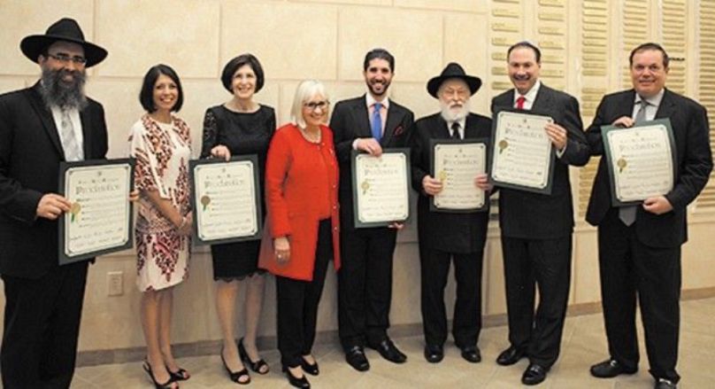 Ben Landa (j) az egyik New York-i chabad jubileumán, 2026-ban