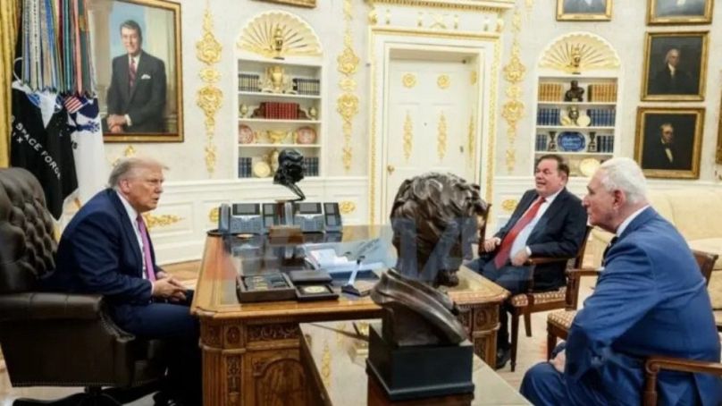 Donald Trump, Ben Landa (k) és Roger Stone (j) az Ovális Irodában, 2025 szeptemberében