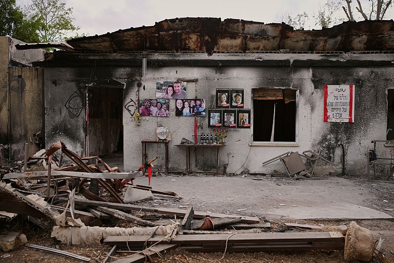 Des photoscollées sur une maison incendiée où les cinq membres d'une famille ont été tués lors de l'attaque du Hamas le 7 octobre 2023, dans le kibboutz Nir Oz, en Israël.