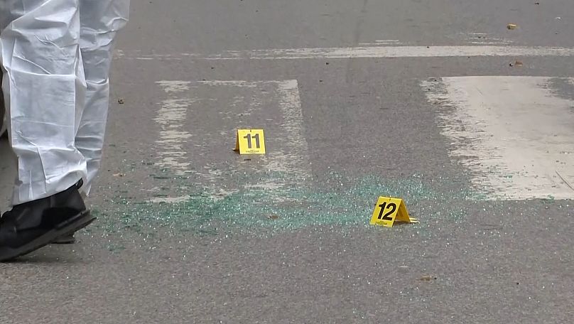 Des marqueurs de preuve à côté de douilles