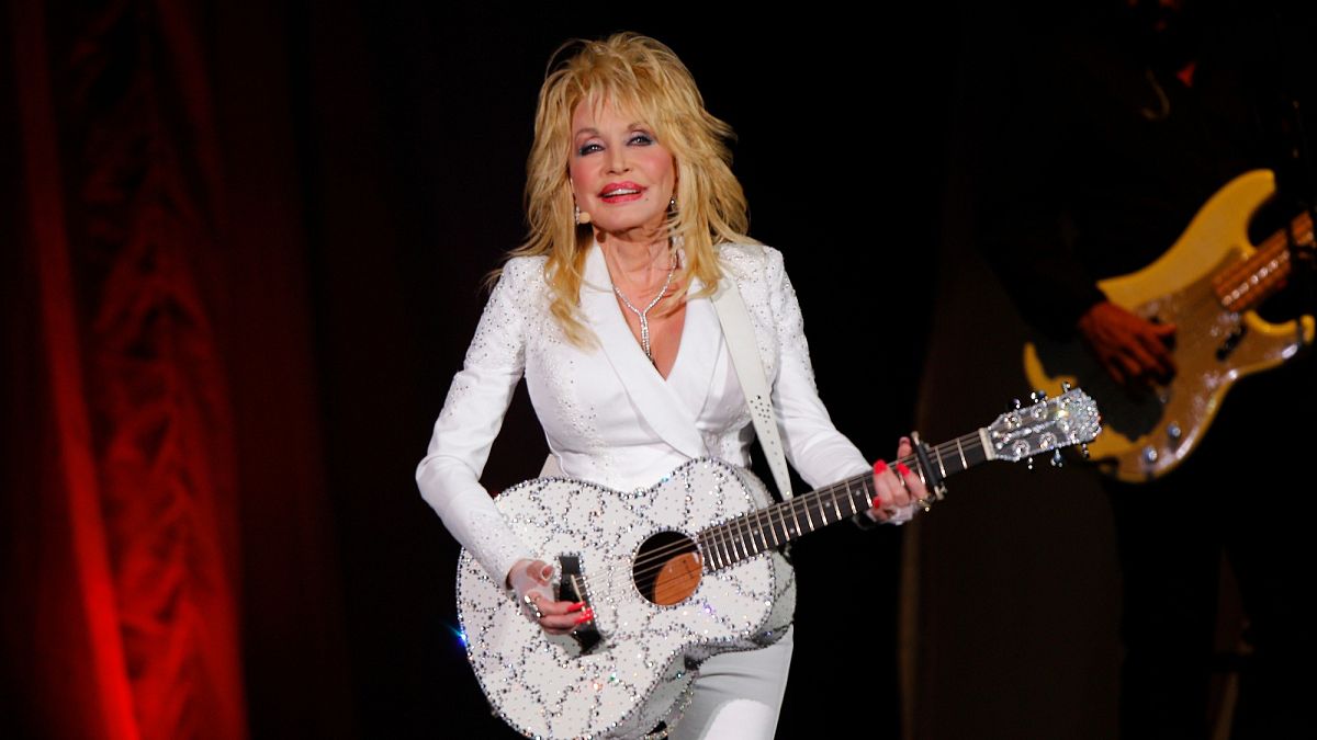 Dolly Parton's sister asks fans to pray for the country icon's health