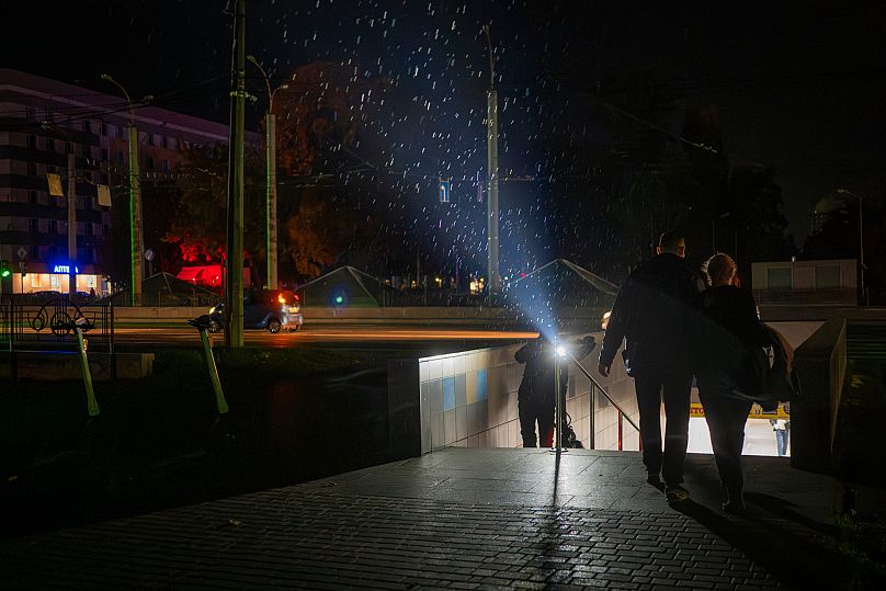 Anwohner verlassen eine unterirdische Fußgängerunterführung während eines Stromausfalls nach den russischen Luftangriffen auf Energieanlagen in Tschernihiw, 7. Oktober 2025