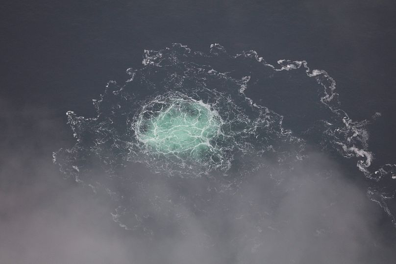Auf diesem Bild der schwedischen Küstenwache ist ein Leck aus Nord Stream 2 zu sehen, aufgenommen am 28. September 2022.
