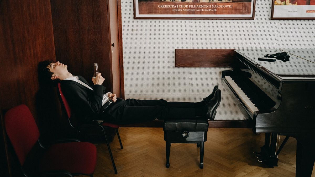 La guerre et Chopin : deux univers photographiques de Wojciech Grzędziński