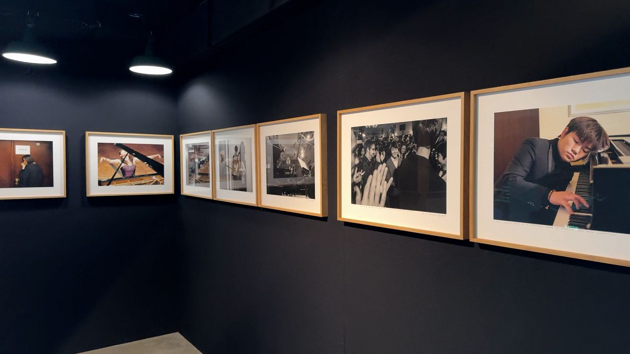 Exhibition of photographs by Wojciech Grzędziński in Hala Koszyki.