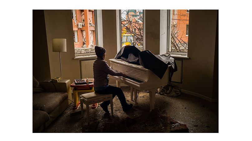 Irina Maniukina gra na fortepianie utwór Fryderyka Chopina w swoim salonie w Białej Cerkwi, w północnej części Ukrainy, tuż po bombardowaniu.