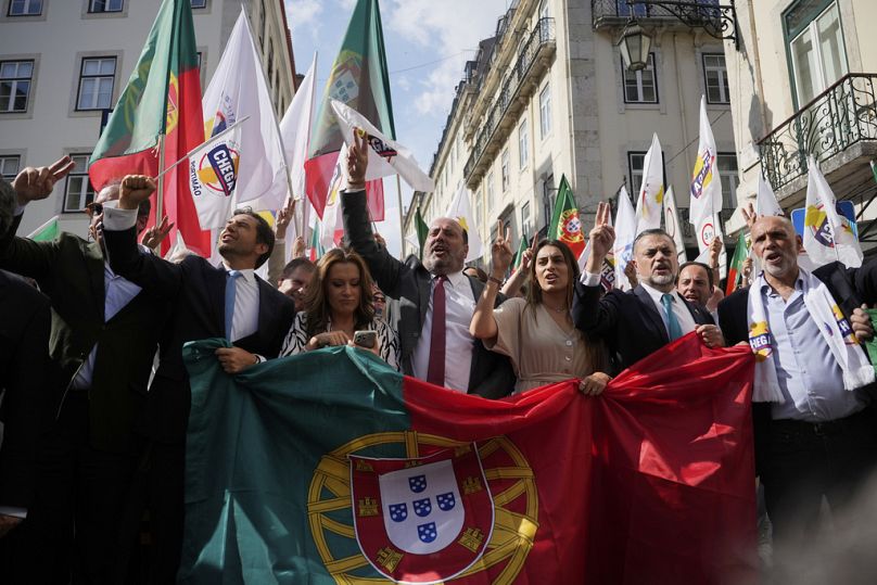 Os candidatos do Chega pelos concelhos de Faro, Pedro Pinto, e de Sintra, Rita Matias, ao centro