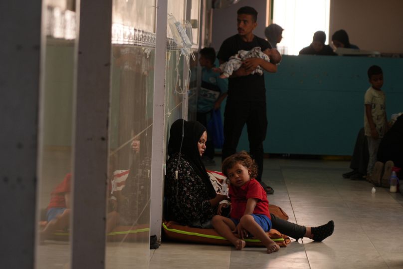 أطفال فلسطينيون وعائلاتهم يرقدون في الممرات بسبب الاكتظاظ في قسم الأطفال بمجمع ناصر في خان يونس جنوب قطاع غزة، الأربعاء 8 أكتوبر 2025
