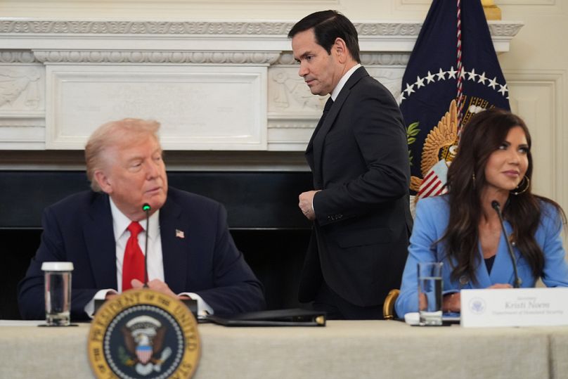 Beyaz Saray'da düzenlenen bir toplantıda ABD Başkanı Donald Trump, Dışişleri Bakanı Marco Rubio ve İç Güvenlik Bakanı Kristi Noem görülüyor, 8 Ekim 2025