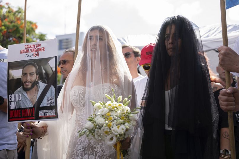 Tel Aviv'de, Ilana Gritzewsky (solda) ve Einav Zangauker (sağda), Gazze'deki rehineler için düzenlenen bir protestoda Matan'ın fotoğrafını tutarken, 17 Ağustos 2025