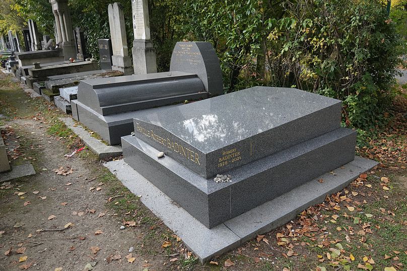 La tombe de Robert Badinter après avoir été nettoyée.