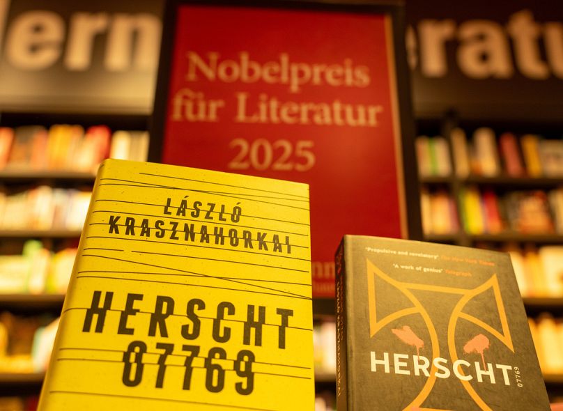 Livros do escritor húngaro Laszlo Krasznahorkai expostos com a inscrição "Prémio Nobel de Literatura 2025" numa livraria de Berlim