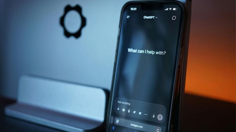 هاتف ذكي تُعرض على شاشته واجهة ChatGPT.