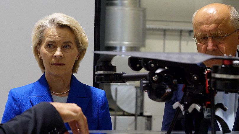 La presidenta de la Comisión Europea visita una fábrica de drones de combate en Riga.