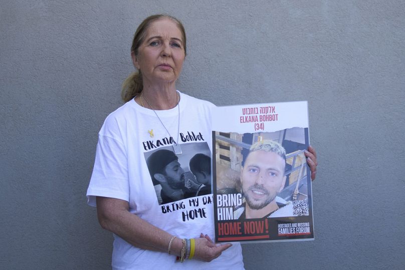 Ruhama Bohbot, madre del rehén Elkana Bohbot, posa para una foto con su póster en su casa de Mevaseret Zion, Israel, el miércoles 7 de mayo de 2025. 