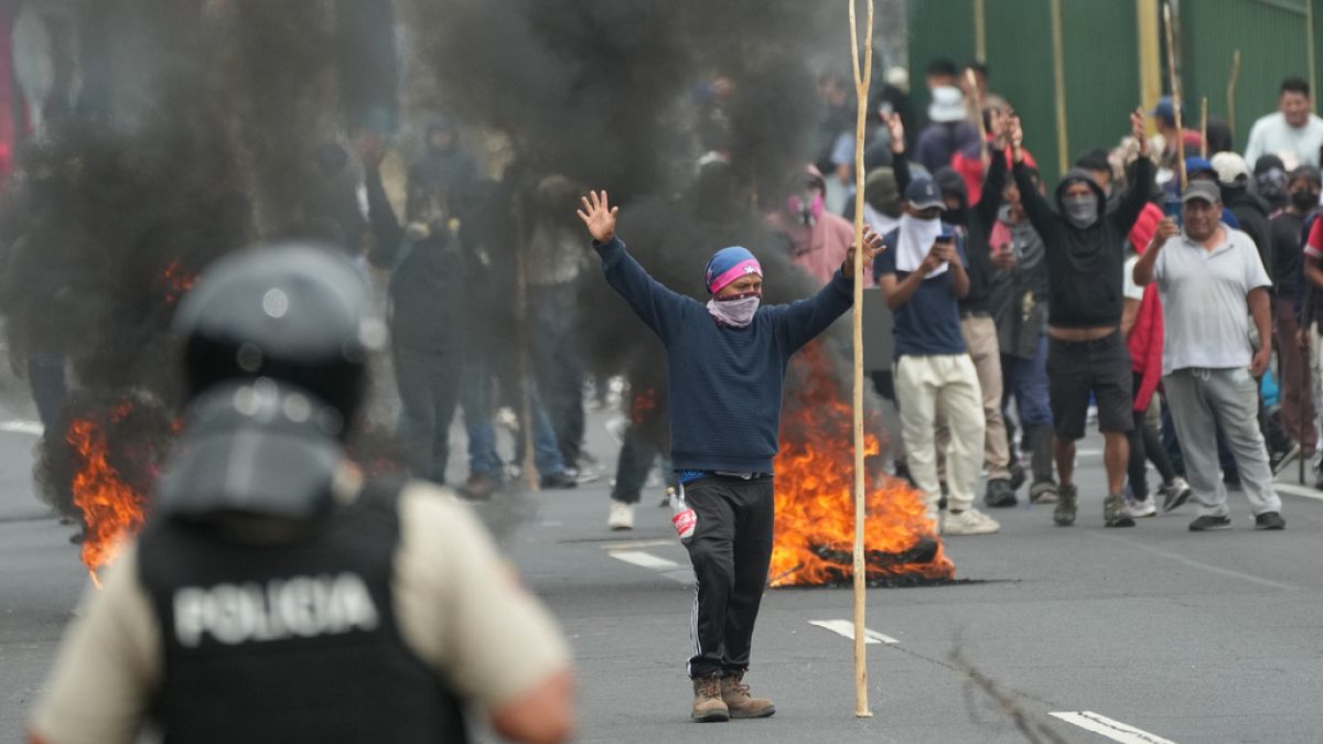 Manifestantes atacam carro do presidente do Equador em protesto