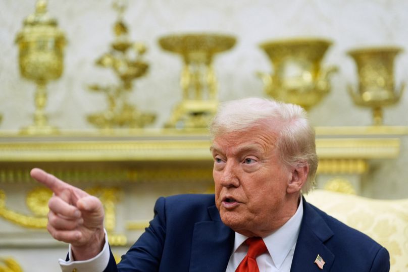 Trump fordert einen Reporter auf, während eines Treffens mit dem finnischen Präsidenten Alexander Stubb im Oval Office im Weißen Haus eine Frage zu stellen, Donnerstag, 9. Oktober 2025