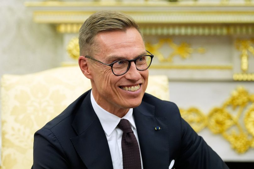 Finnlands Präsident Alexander Stubb lächelt bei seinem Treffen mit Präsident Donald Trump im Oval Office des Weißen Hauses, Donnerstag, 9. Oktober 2025, in Washington
