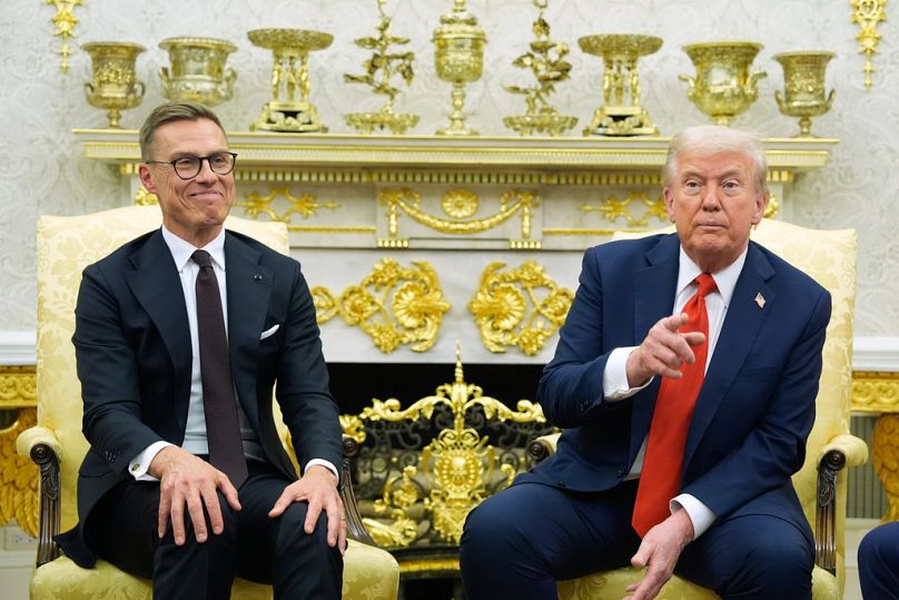 Präsident Donald Trump und Finnlands Präsident Alexander Stubb treffen sich im Oval Office des Weißen Hauses, Donnerstag, 9. Oktober 2025, in Washington
