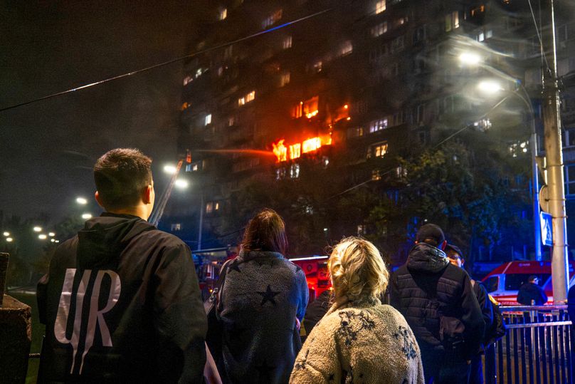 Os bombeiros apagam o fogo na sequência de um ataque russo em Kiev, na Ucrânia, na sexta-feira, 10 de outubro de 2025. 